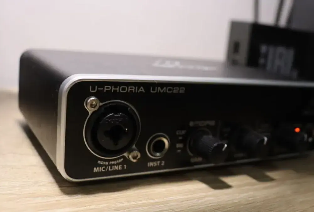 Jak podłączyć gitarę elektryczną do laptopa - proste kroki i porady