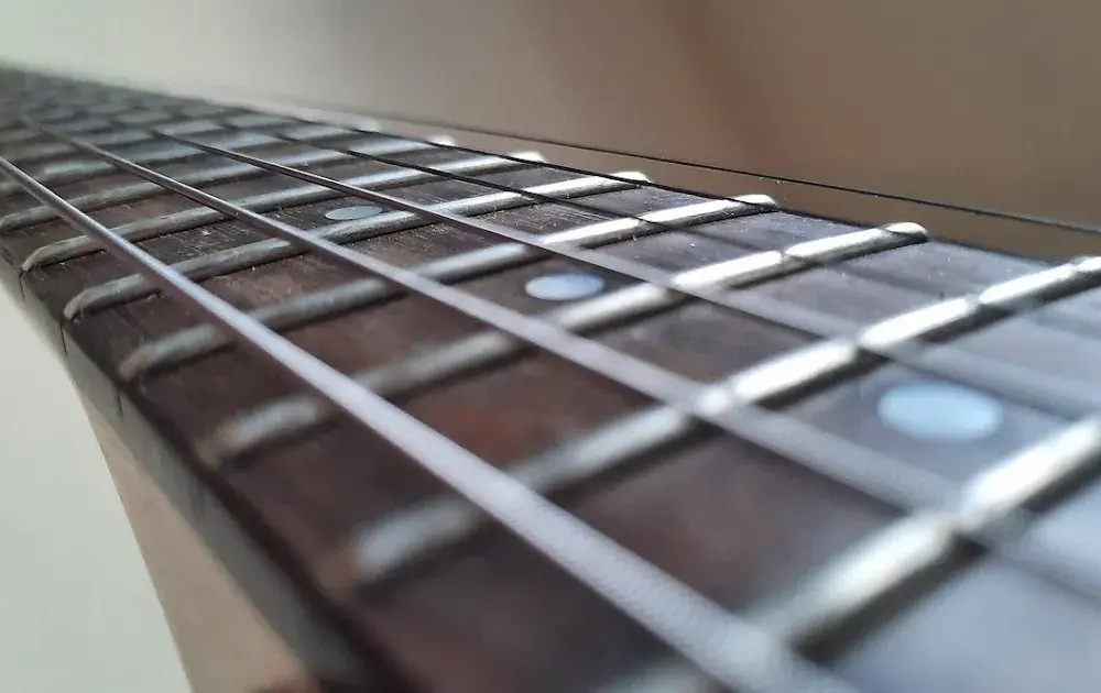 Jak akcja strun w gitarze elektrycznej wpływa na twoją grę?