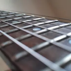 Jak akcja strun w gitarze elektrycznej wpływa na twoją grę?