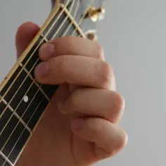 Jak łatwo zagrać chwyt gitarowy F - techniki i praktyczne wskazówki