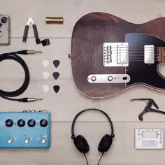 Co jest potrzebne do gry na gitarze elektrycznej? Kluczowe akcesoria dla początkujących