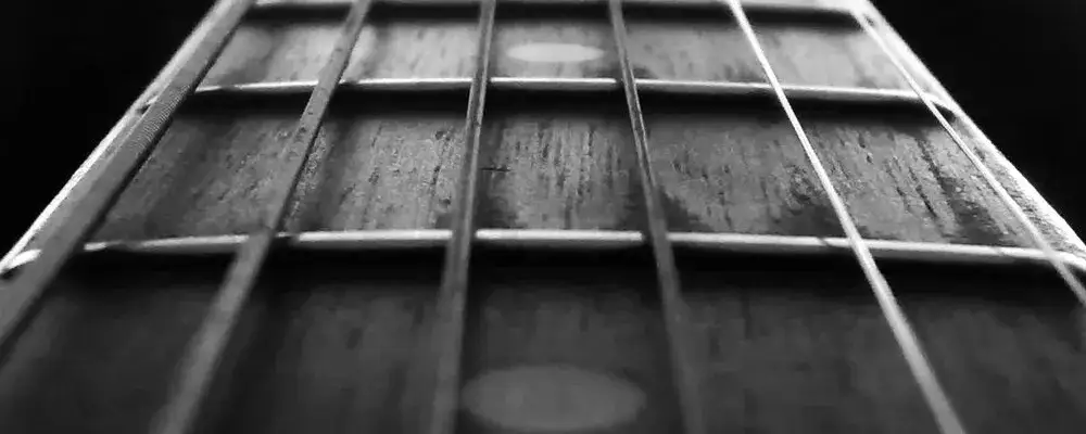 Zdjęcie Jak akcja strun w gitarze elektrycznej wpływa na twoją grę?